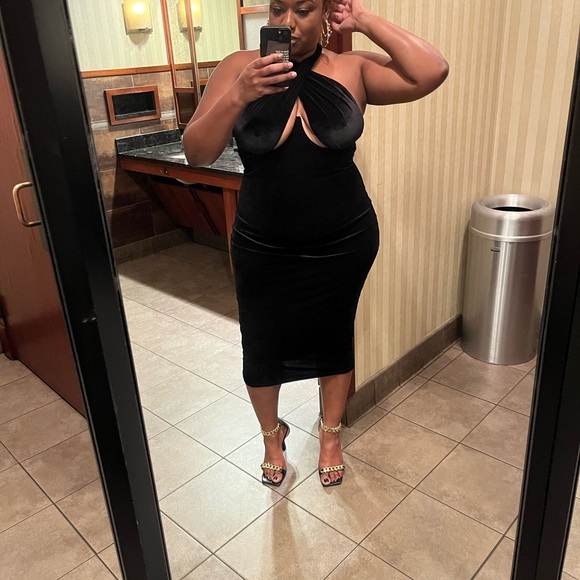 Elegant Black Midi Dress - Picture 3 of 5